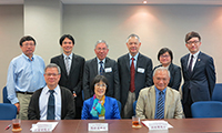 CUHK members led by Prof. Fanny Cheung (middle at front row), Pro-Vice-Chancellor of CUHK, welcome Prof. Chiang Ann-Shyn (left at front row) and Prof. Tu King-Ning (right at front row) of the Academia Sinica
